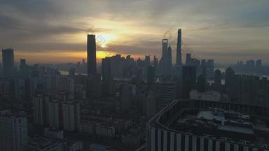 上海天际线日出空中视图中国无人机飞行向前屋顶摩天大楼建立拍摄